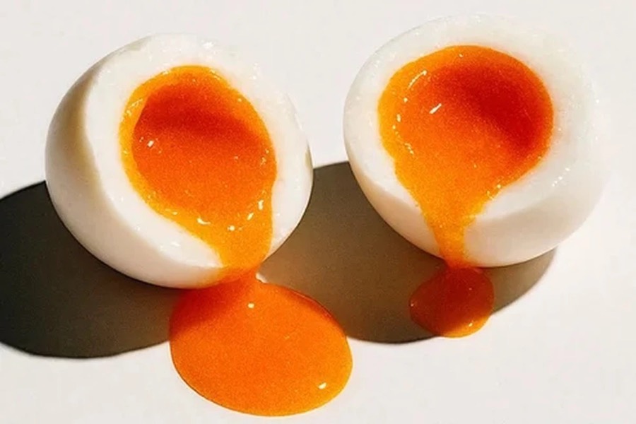 Dos huevos cocidos partidos por la mitad, con la yema l&iacute;quida. La foto es ilustrativa.
