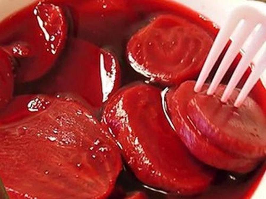 Rodajas de remolacha cocida con un tenedor. La foto es ilustrativa.